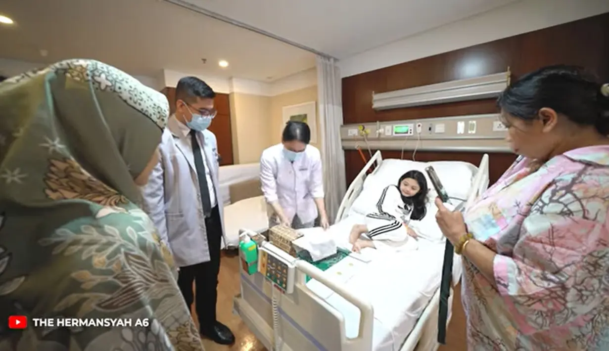 Melalui kanal youtubenya terbaru yang diunggah hari ini Rabu (02/08)  siang, Ashanty membagikan kabar kurang nyaman lagi. Meski pada hari kelima setelah menjalanni perawatan sudah diperbolehkan pulang, belum diizinkan untuk sekolah. "Terhitung istirahat di rumah itu dari tanggal 1 sampai tanggal 5," kata suster yang mendampingi dokter.  [Youtube/The Hermansyah A6]