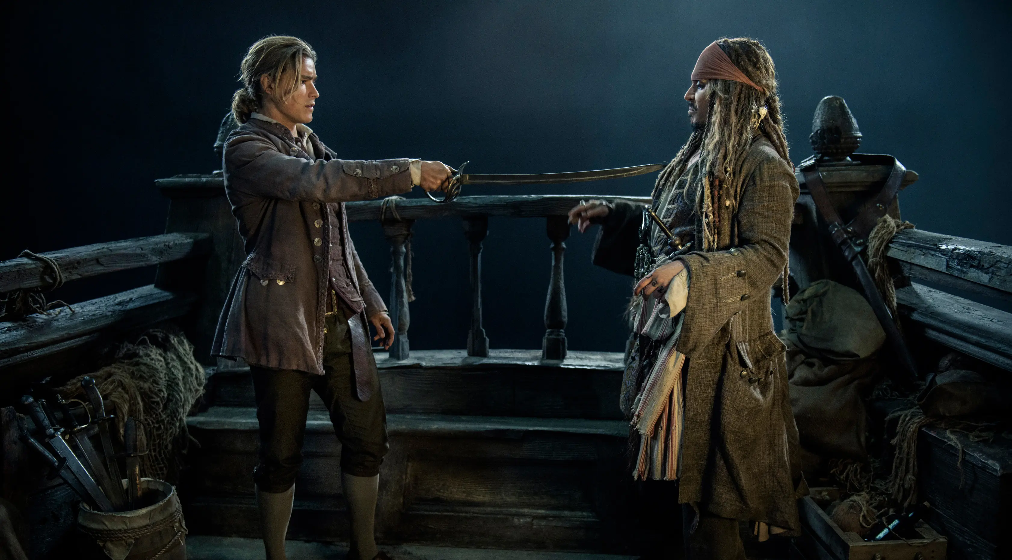 Henry Turner yang diperankan oleh Brenton Thwaites saat beradegan dengan Jack Sparrow yang diperankan Johnny Depp di Film "Pirates of the Caribbean: Dead Men Tell No Tales." (Peter Mountain / Disney via AP)