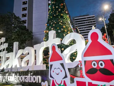 Pekerja menyelesaikan pembuatan Pohon Natal di Thamrin 10, Jakarta, Selasa (22/12/2020). Mengangkat tema ‘Semangat Perayaan Natal dengan Kesederhanaan dan Solidaritas’ Pohon Natal setinggi 12 dengan lampu 3 dimensi. (Liputan6.com/Faizal Fanani)