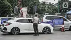 Petugas mensosialisasikan calon pengunjung saat pemberlakuan ganjil genap di Taman Margasatwa Ragunan, Jakarta, Minggu (24/10/2021). Pemprov DKI melalui Dinas Perhubungan DKI Jakarta memberlakukan sistem ganjil genap di tiga tempat wisata. (merdeka.com/Iqbal S. Nugroho)