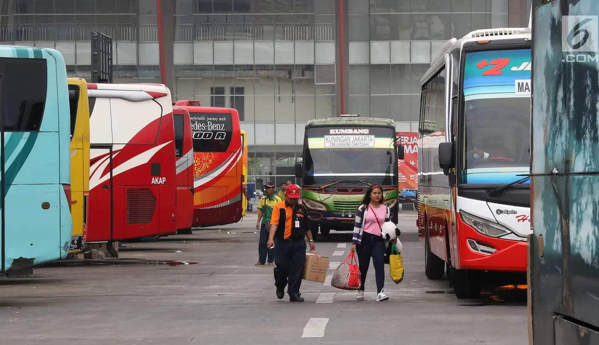 Calon pemudik bersiap menaiki bus di Terminal Pulo Gebang, Jakarta, Kamis (22/6). Memasuki H-3 Idul Fitri, Terminal Pulo Gebang mulai dipadati ribuan pemudik dengan berbagai tujuan, termasuk ke luar Pulau Jawa. (Liputan6.com/Immanuel Antonius)
