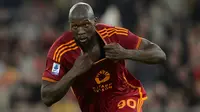 Pemain AS Roma Romelu Lukaku melakukan selebrasi usai mencetak gol ke gawang US Lecce pada pertandingan sepak bola Serie A Liga Italia di Stadio Olimpico, Roma, Italia, Minggu (5/11/2023). (Alfredo Falcone/LaPresse via AP)