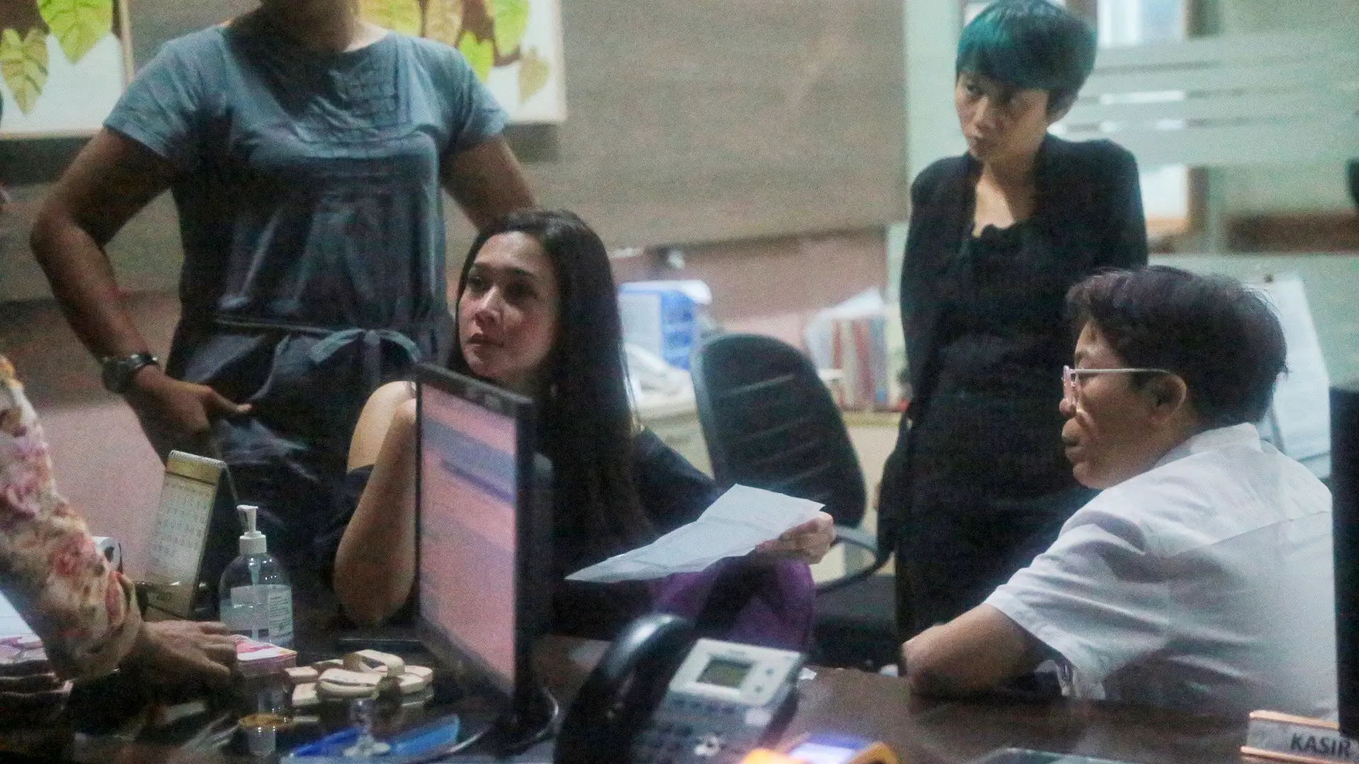 Rekan selebritis Jenguk Julia Perez di RSCM (Adrian Putra/bintang.com)