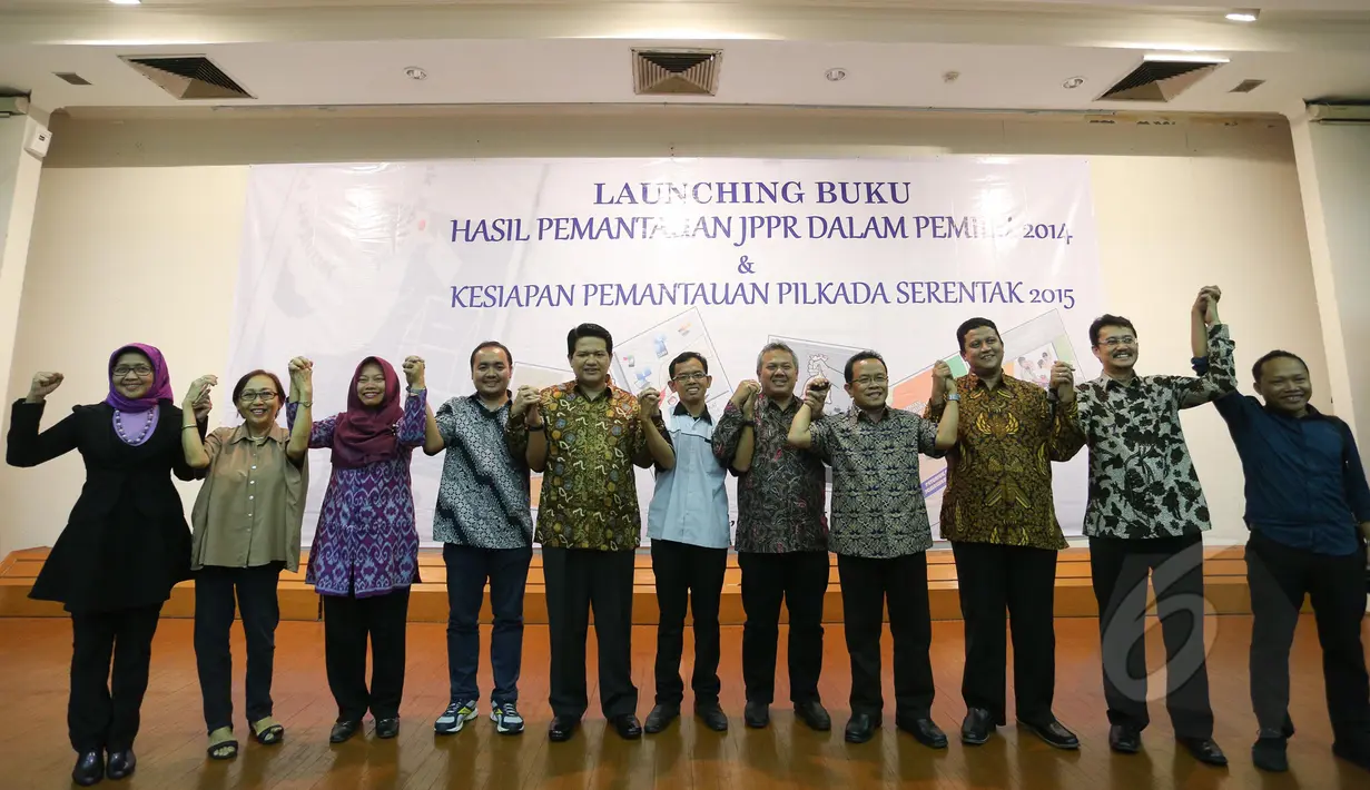 Ketua KPU Pusat, Husni Kamil Manik (keempat kiri) berfoto bersama usai acara Launching Buku hasil pemantauan JPPR dalam Pemilu 2014 dan kesiapan pemantauan pilkada serentak 2015 di Kantor KPU, Jakarta, Kamis (21/5/2015). (Liputan6.com/Faizal Fanani)