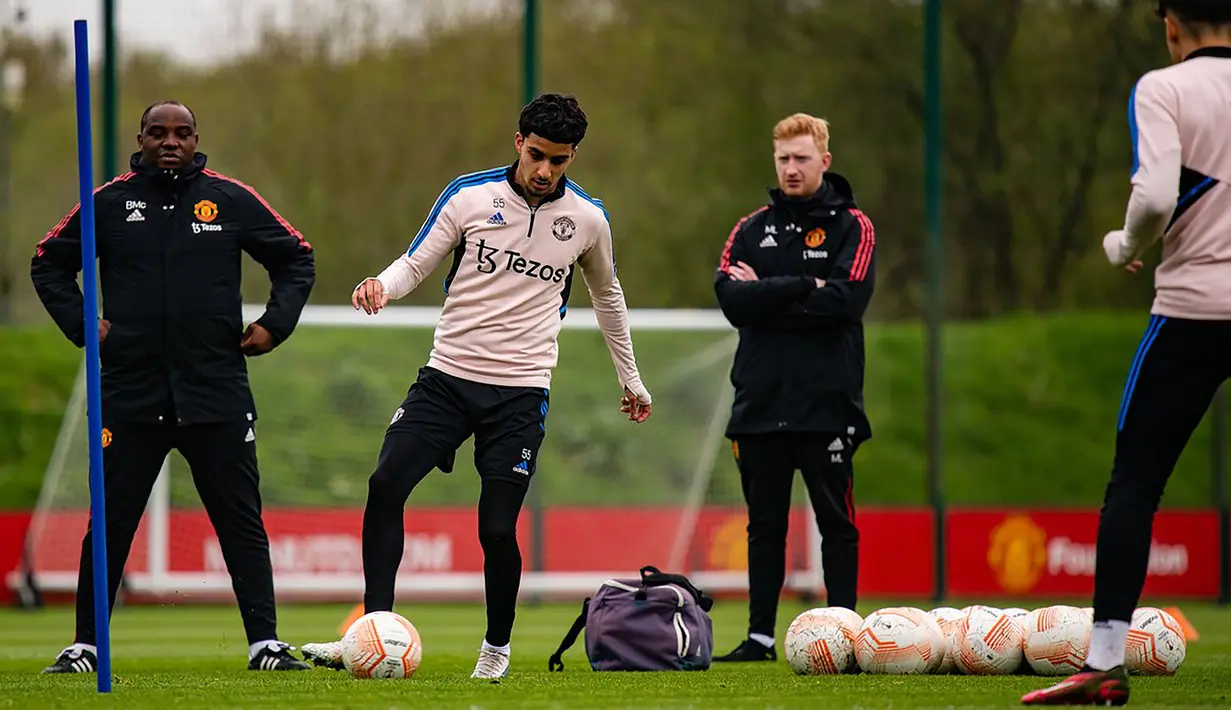 Gelandang Manchester United, Zidane Iqbal memainkan bola saat sesi latihan di pusat latihan Carrington, Manchester, Senin (17/4/2023) sebagai persiapan jelang laga leg kedua Liga Europa 2022/2023 menghadapi Sevilla. (twitter.com/ManUtd)