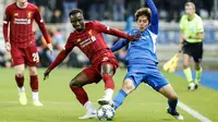 Gelandang Liverpool, Naby Keita (kiri) berebut bola dengan striker KRC Genk, Junya Ito selama pertandingan lanjutan Grup E Liga Champions di Luminus Arena, Genk (23/10/2019). Liverpool menang telak -14 atas KRC Genk. (AFP/François Walschaerts)