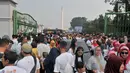 Kepadatan warga saat menghadiri Festival Damai Millenial Road Safety di kawasan Monumen Nasional (Monas), Jakarta, Minggu (23/6). Festival ini untuk menyosialisasikan disiplin berlalu lintas serta merajut persatuan dan kesatuan, khususnya generasi milienial. (merdeka.com/Iqbal Nugroho)