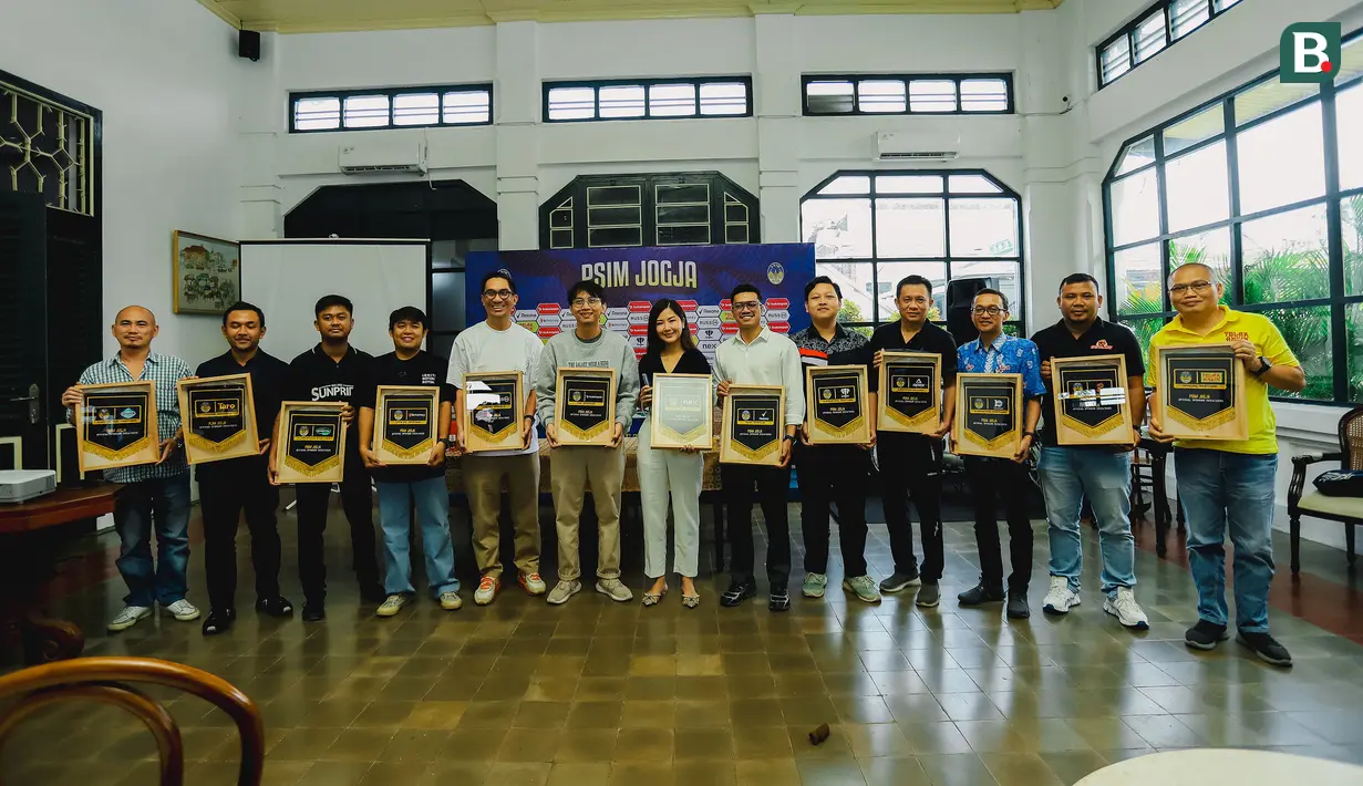 CEO PSIM Yogyakarta, Liana Tasno (tengah) didampingi Manager Sponsorship dan Komersial PSIM Yogyakarta, Yusuf Natanegara berfoto bersama para perwakilan sponsor dalam acara peluncuran deretan sponsor PSIM Yogyakarta untuk musim 2024/2025 di Ndalem Poenakawan, Yogyakarta, Jumat (23/8/2024). (Bola.com/Ana Dewi)