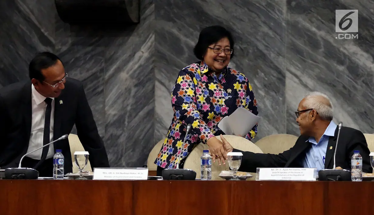 Menteri LHK, Siti Nurbaya (tengah) bersalaman dengan Wakil Ketua DPR Agus Hermanto (kanan) dalam pertemuan membahas udara bersih, di Gedung DPR, Jakarta, Kamis (5/10). (Liputan6.com/JohanTallo)