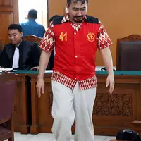 Gatot Brajamusti kembali menghadiri sidang di Pengadilan Negeri Jakarta Selatan. Pada sidang hari ini, Kamis (12/10/2017) terkait dugaan kasus asusila.  Sidang digelar di ruang utama H. Oemar Seno Adji. (Nurwahyunan/Bintang.com)