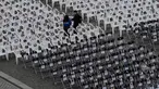 Lebih dari 1.000 kursi dengan foto-foto korban tewas dalam serangan militan Hamas terhadap Israel dipajang di Pariser Platz depan Gerbang Brandenburg, Berlin, Jerman, Selasa 7 Oktober 2025. (AP Photo/Markus Schreiber)