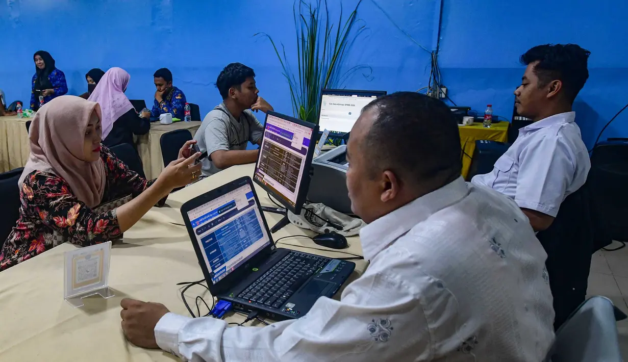 Petugas melayani orang tua calon siswa yang mencari informasi mengenai Sistem Penerimaan Murid Baru (SPMB) Tahun Ajaran 2026/2027 di Posko Pelayanan SPMB Suku Dinas Pendidikan Wilayah III yang berada di SMAN 70 Jakarta, Rabu (17/6/2026). (merdeka.com/Arie Basuki)