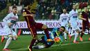 Kiper Carpi, Vid Belec, berusaha menghadang laju pemain AS Roma, Mohamed Salah, dalan laga Serie A Italia di Stadion Alberto Braglia, Modena, (12/2/2016). (AFP/Giuseppe Cacace)