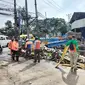 Badan Penanggulangan Bencana Daerah (BPBD) Kota Tangerang bersiap mencegah dan menghadapi bencana banjir dengan membersihkan saluran air. (Liputan6.com/Pramita Tristiawati)