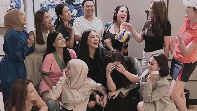 7 Potret Nia Ramadhani Gabung Geng Cendol, Seru Banget