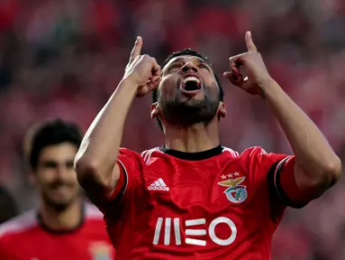 Selebrasi bek tengah Benfica, Ezequiel Garay, usai menjebol gawang Juventus dalam laga pertama semifinal Liga Europa di stadion Luz, Lisbon (25/4/2014) (REUTERS/Hugo Correia)