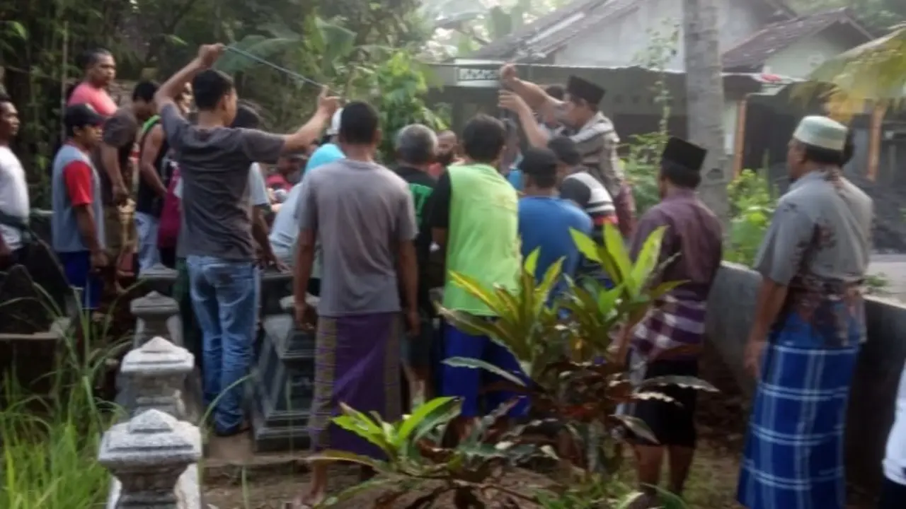 Sekelompok warga di Bantul, Yogyakarta nekat makamkan jenazah pasien Covid-19 tanpa protokol kesehatan. (Foto: Istimewa)
