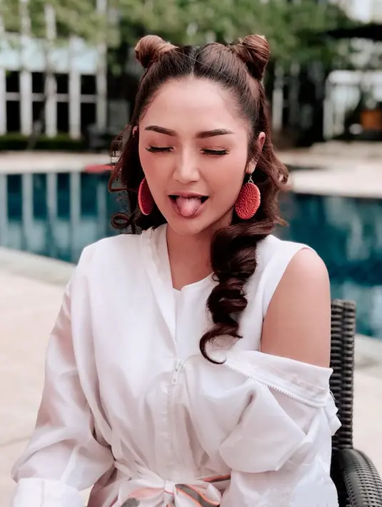 Walaupun usianya sudah hampir menginjak kepala tiga, gaya Siti Badriah dengan rambut dikucir dua serta pakai baju off shoulder tersebut membuatnya terlihat seperti ABG.(Liputan6.com/IG/@sitibadriahh)