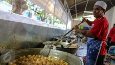 Sejumlah petugas memasak untuk menu berbuka puasa di dapur Masjid Istiqlal, Jakarta, Jumat (19/6/2015). Pengurus Masjid Istiqlal menyediakan takjil sekitar 3.000 porsi setiap hari selama bulan Ramadan. (Liputan6.com/Faizal Fanani)