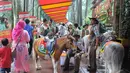 Libur panjang perayaan Natal dan Tahun baru 2015,  sejumlah wisatawan lokal memadati Taman Safari Indonesia, Bogor,  (25/12/14) Jumlah pengunjung Taman Safari mengalami peningkatan dari hari-hari biasanya. (Liputan6.com/Herman Zakharia)