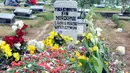 Makam almarhum Olga Syahputra banjir dengan aneka bunga, Jakarta, Senin (30/3/2015). Sejumlah bunga berasal dari fans yang datang ziarah ke makam Olga (Liputan6.com/Panji Diksana)