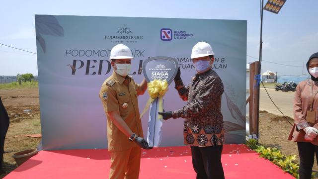 Groundbreaking Sekolah dan Masjid Al Azhar di  Podomoro Park Bandung, Jawa Barat.