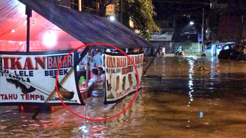 Duduk di Warung Makan Saat Banjir, Foto Ini Bikin Geger Warganet