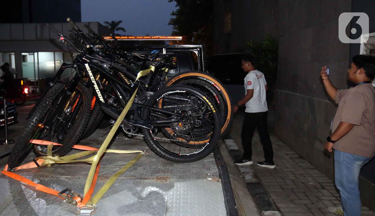 Pewarta mengambil gambar beberapa sepeda gunung sitaan hasil Operasi Tangkap Tangan (OTT) yang menjerat Kepala Kantor Imigrasi Jakarta Barat tiba di Gedung Merah Putih Komisi Pemberantasan Korupsi (KPK), Jakarta, Rabu (3/6/2026). (Liputan6.com/Helmi Fithriansyah)
