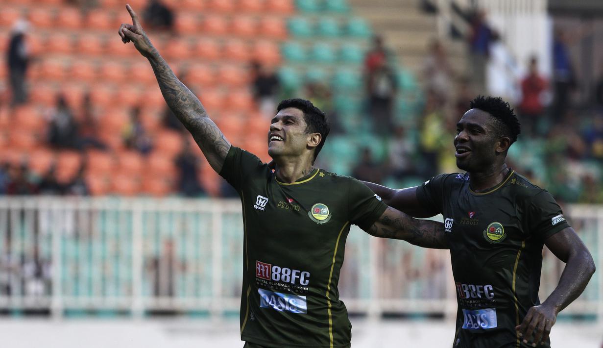 Gelandang Tira Persikabo, Ciro Henrique, merayakan gol yang dicetaknya ke gawang Kalteng Putra pada laga Shopee Liga 1 di Stadion Pakansari, Bogor, Jumat (26/7). Tira Persikabo menang 5-2 atas Kalteng. (Bola.com/Yoppy Renato)