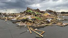 Puing-puing terlihat dari rumah yang hancur di barat laut Omaha, Nebraska, Amerika Serikat (AS), setelah tornado melanda daerah tersebut, Jumat (26/4/2024). (AP Photo/Margery A. Beck)