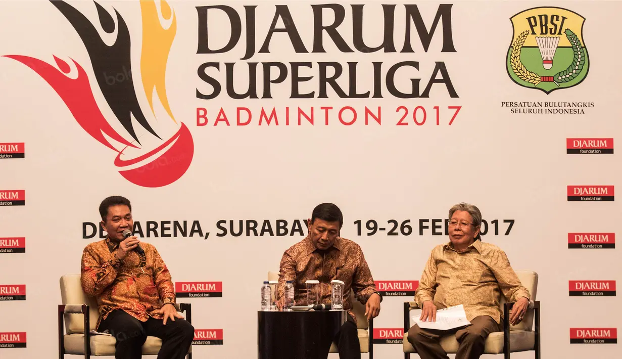 Direktur Djarum Superliga, Achmad Budiharto (kiri), menjawab pertanyaan saat jumpa pers di Hotel Kempinski, Jakarta, Rabu (11/1/2017). Liga bulutangkis ini total memperebutkan hadiah 250 ribu dollar AS. (Bola.com/Vitalis Yogi Trisna)