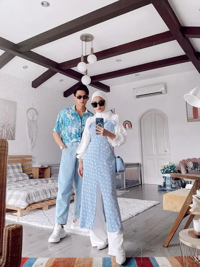 10 Potret Gaya Kompak Dinda Hauw dan Rey Mbayang, Selalu Gunakan Pakaian Couple