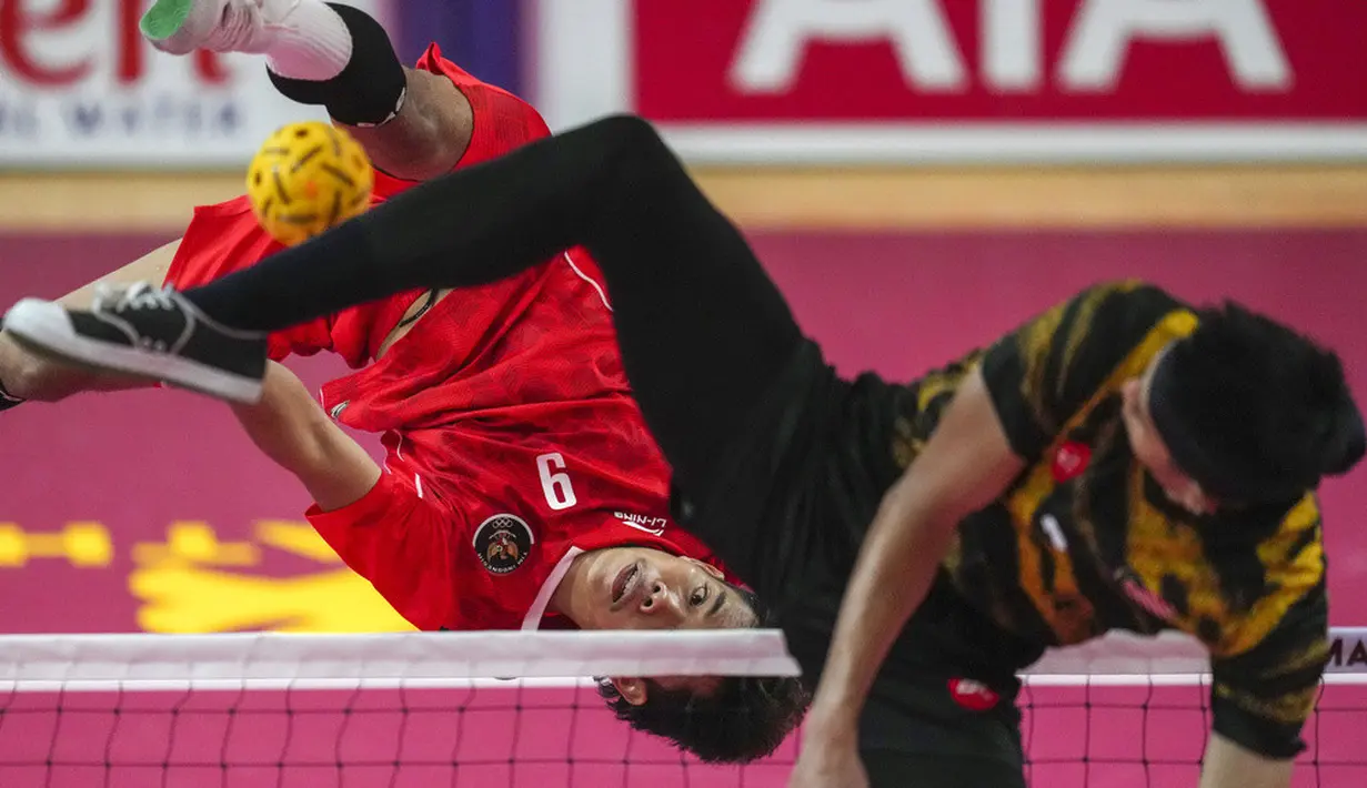 <p>Memasuki set kedua, Indonesia tampil dominan namun tetap mendapat ancaman ketat dari Malaysia. Beruntung Indonesia sukses menutup kemenangan dengan skor 21-16 sekaligus membawa laga ke rubber set. (AP Photo/Tatan Syuflana)</p>