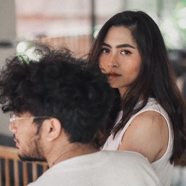 Rayakan Ultah Pernikahan Keempat, Ini 6 Momen Mesra Kunto Aji dan Istri
