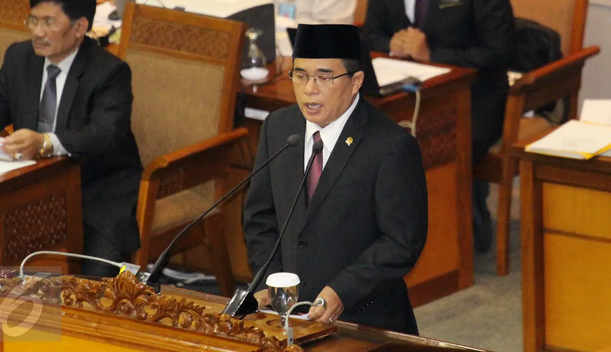 Ade Komaruddin memberikan pidato usai dilantik menjadi Ketua DPR yang baru, Jakarta, Senin (11/01/2016). Ade dilantik untuk menggantikan Setya Novanto yang mundur dari kursi Ketua DPR. (Liputan6.com/Johan Tallo)