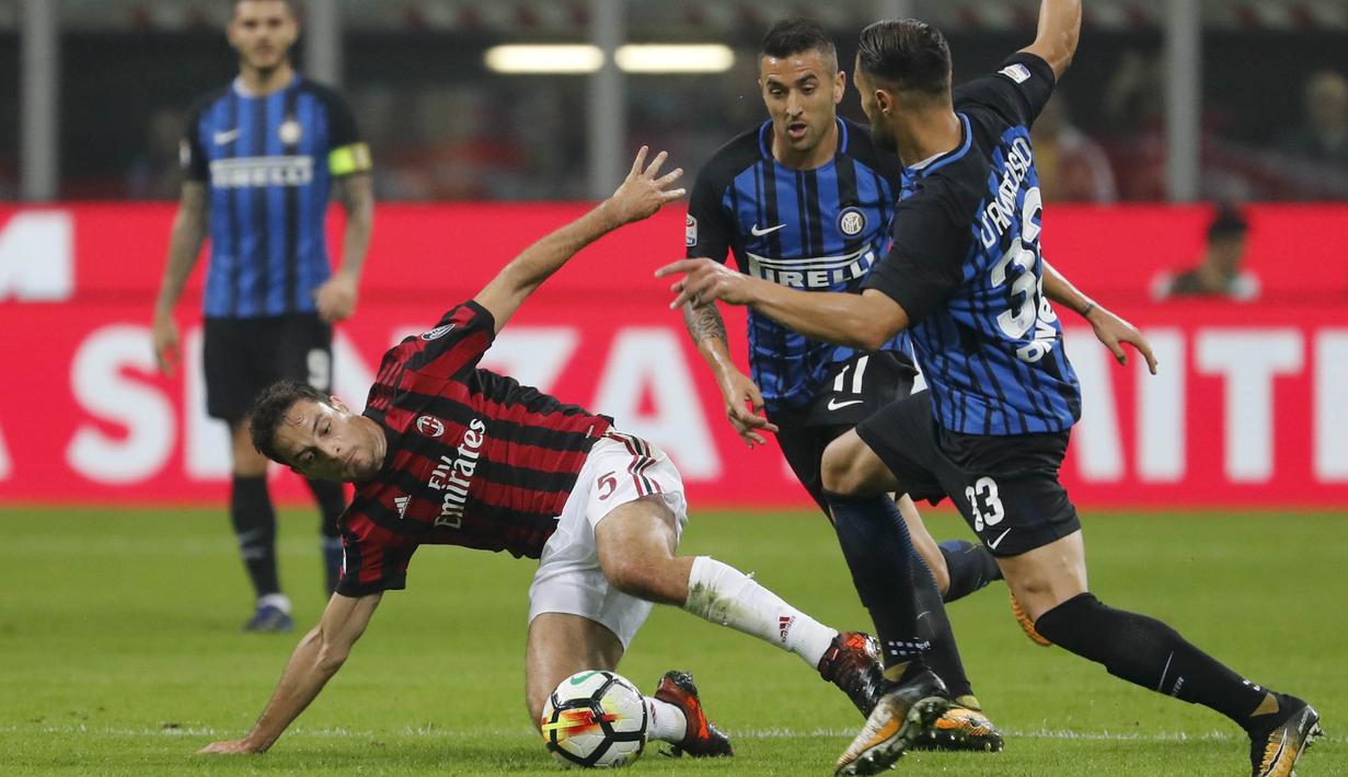 Bek Inter Milan, Danilo D'Ambrosio, berebut bola dengan gelandang AC Milan, Giacomo Bonaventura, pada laga Serie A Italia di Stadion Giuseppe Meazza, Milan, Minggu (15/10/2017). Inter Milan menang 3-2 atas AC Milan. (AP/Antonio Calanni)