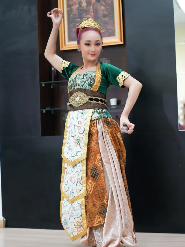 6 Potret Penampilan Sandrina Mazaya di IMB 2021, Memesona Pakai Busana Adat