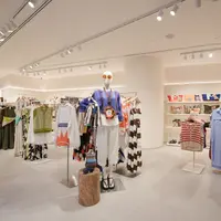 Tak hanya mengandalkan motif floral, tropical look kini hadir dengan sentuhan colorful yang playful sekaligus sophisticated. (Foto/Dok: Parfois)