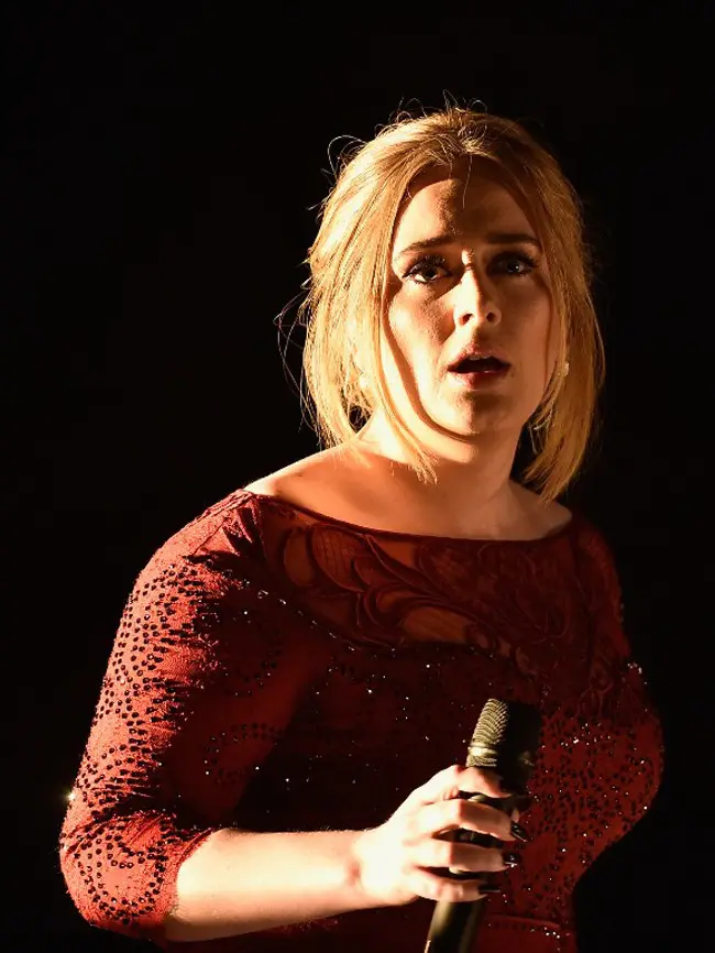 Melansir Ace Showbiz, seorang sumber mengatakan konser Adele yang ditunda itu belum tentu akan diadakan dalam jangka waktu lima sampai tujuh tahun mendatang. Adele tentunya punya alasan lain soal ini. (AFP/Bintang.com)