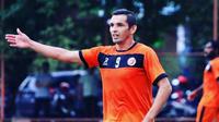 Striker asal Paraguay, Silvio Escobar, kini menjadi andalan Perseru Serui pada ajang Liga 1 2017. (Bola.com/Muhammad Qomarudin)