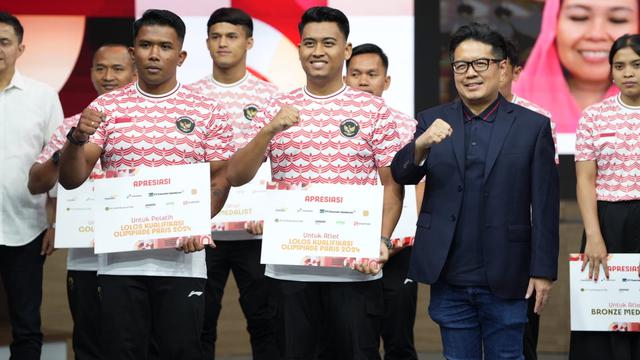 Managing Director Sinar Mas, Ferry Salman (kanan) dalam ‘Malam Apresiasi untuk Peraih Medali Olimpiade Paris 2024 dari Sinergi Kelompok Usaha Indonesia’, di Jakarta (26/8/2024). (Dok Sinar Mas)