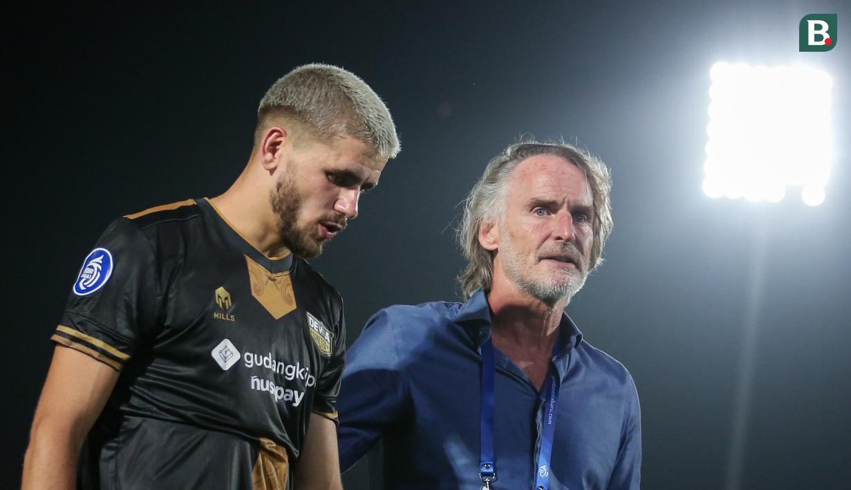 Pelatih Dewa United, Jan Olde Riekerink (kanan) memberikan semangat kepada Majed Osman Sobhi saat laga lanjutan BRI Liga 1 2022/2023 antara Dewa United melawan Persis Solo di Stadion Indomilk Arena, Tangerang, Sabtu (14/01/2023). (Bola.com/Bagaskara Lazuardi)