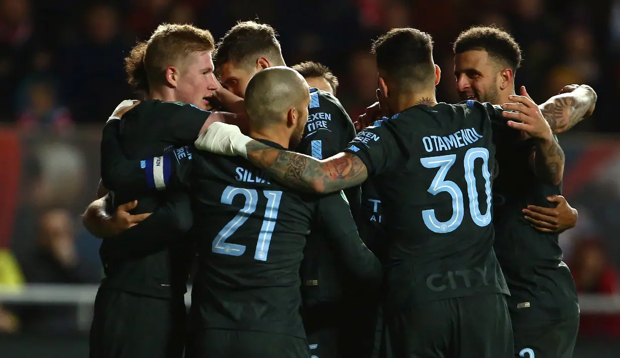 Pemain Manchester City merayakan gol tim mereka ke gawang Bristol City pada leg kedua semifinal Piala Liga di Ashton Gate, Rabu (24/1). Manchester City melaju ke final setelah mengalahkan Bristol City 3-2. (Geoff CADDICK/AFP)