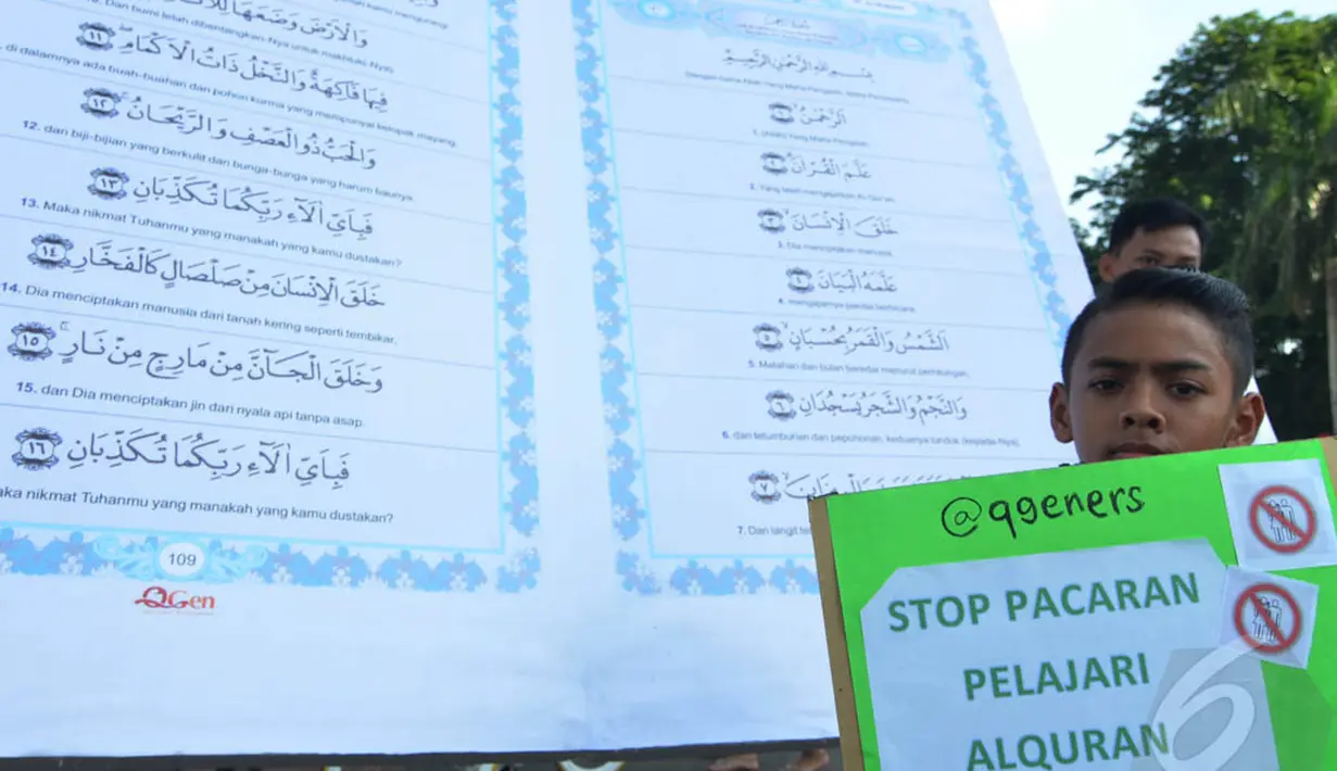 Dalam aksinya, mereka mengajak masyarakat untuk peduli membaca dan mengamalkan kitab suci Alquran, Jakarta, Minggu (21/12/2014). (Liputan6.com/Herman Zakharia)