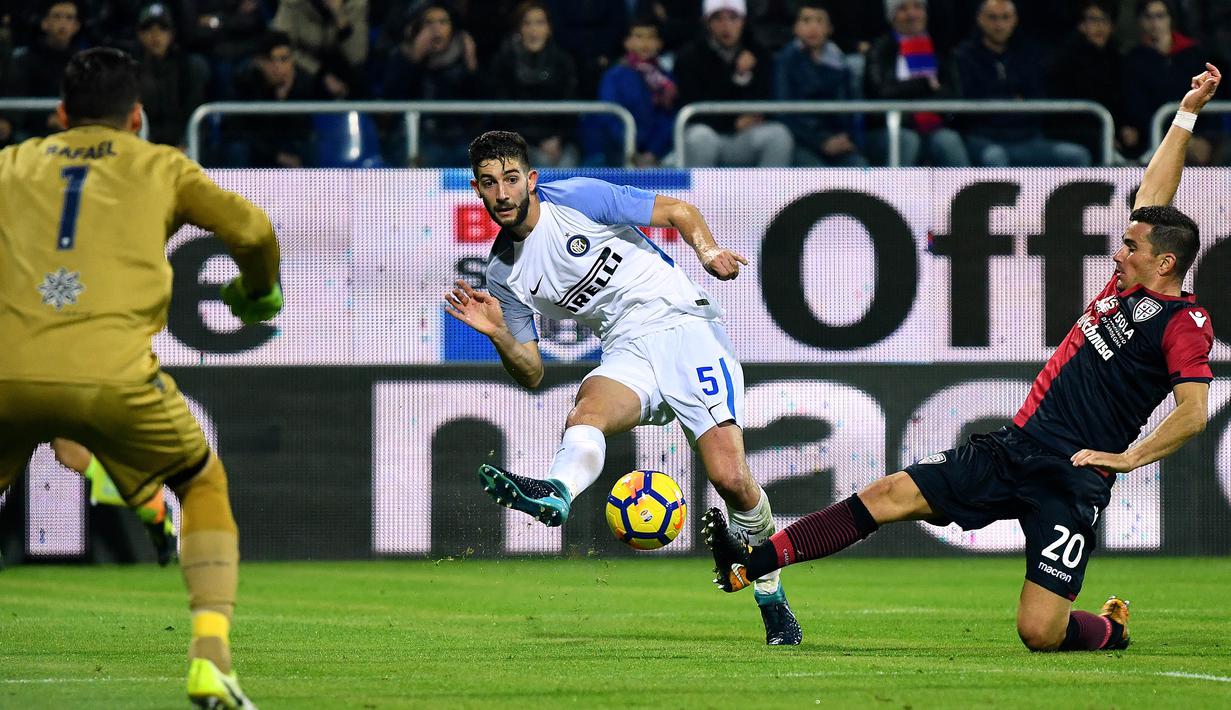 Pemain Inter Milan, Roberto Gagliardini (tengah) melepaskan umpan melewati pemain Cagliari, Simone Padoin (kanan) pada lanjutan Serie A di Sardegna Arena Stadium, Cagliari, (25/11/2017). Inter Menang 3-1. (AFP/Alberto Pizzoli)