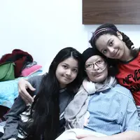 Kedatangan para sahabat itu juga membawa kabar baik. Linggasuri yang mengetahui penyakit Yana Zein sejak awal berencana membuat pengalangan dana bersama teman-temannya. Dari hasilnya itu untuk biaya pengobatan Yana. (Galih W. Satria/Bintang.com)