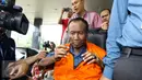 Tersangka dugaan korupsi proyek e-KTP, Sugiharto, menggunakan kursi roda seusai menjalani pemeriksaan di Gedung KPK, Jakarta, Rabu (19/10). Setelah berstatus tersangka selama 2,5 tahun, Sugiharto resmi ditahan KPK. (Liputan6.com/Helmi Afandi)
