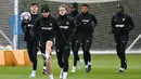 <p>Bek Chelsea Inggris Ben Chilwell (kedua) menendang bola saat ia menghadiri sesi latihan tim di fasilitas pelatihan Chelsea Cobham di Stoke D'Abernon, London (6/3/2023). Chelsea akan bertanding melawan Borussia Dortmund pada leg kedua babak 16 besar Liga Champions di stamford Bridge, Inggris.(AFP/Glyn Kirk)</p>