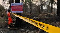 Petugas Kementerian Lingkungan Hidup menyegel lahan perusahaan yang diduga menyumbangkan kabut asap. (Liputan6.com/Istimewa)