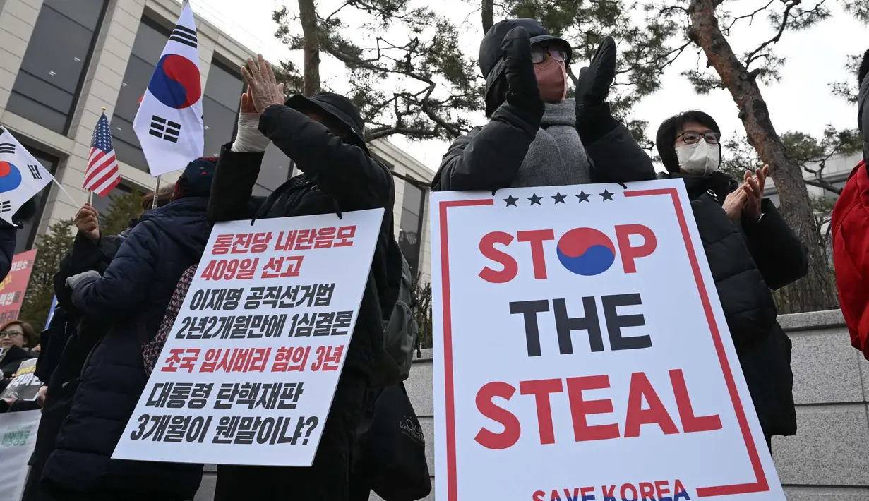 Secara cepat, Mahkamah Konstitusi Korea Selatan menunda sidang pembukaan pemakzulan Presiden Yoon Suk Yeol. (Jung Yeon-je/AFP)